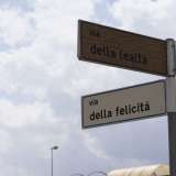 Da qui in poi si apre un quadrilatero dove le strade hanno tutti nomi che rimandano a bei sentimenti: via della Felicit�, della Lealt�, dell�Amicizia, del Rispetto o della Sincerit�